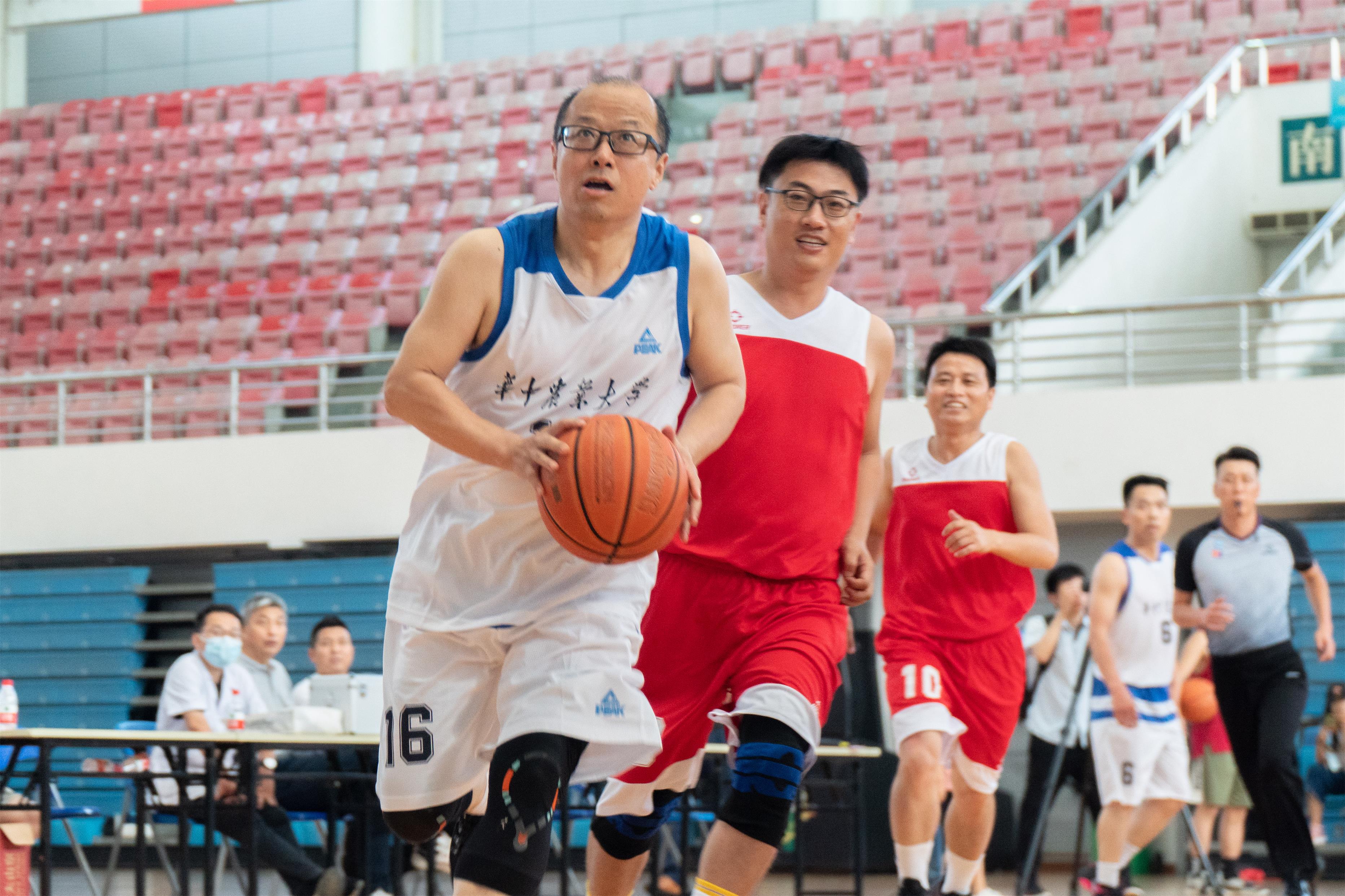 ok138cn太阳集团李召虎校长带球(学通社记者 郎一阳 摄) ok138cn太阳集团李召虎校长带球(学通社记者 郎一阳 摄)